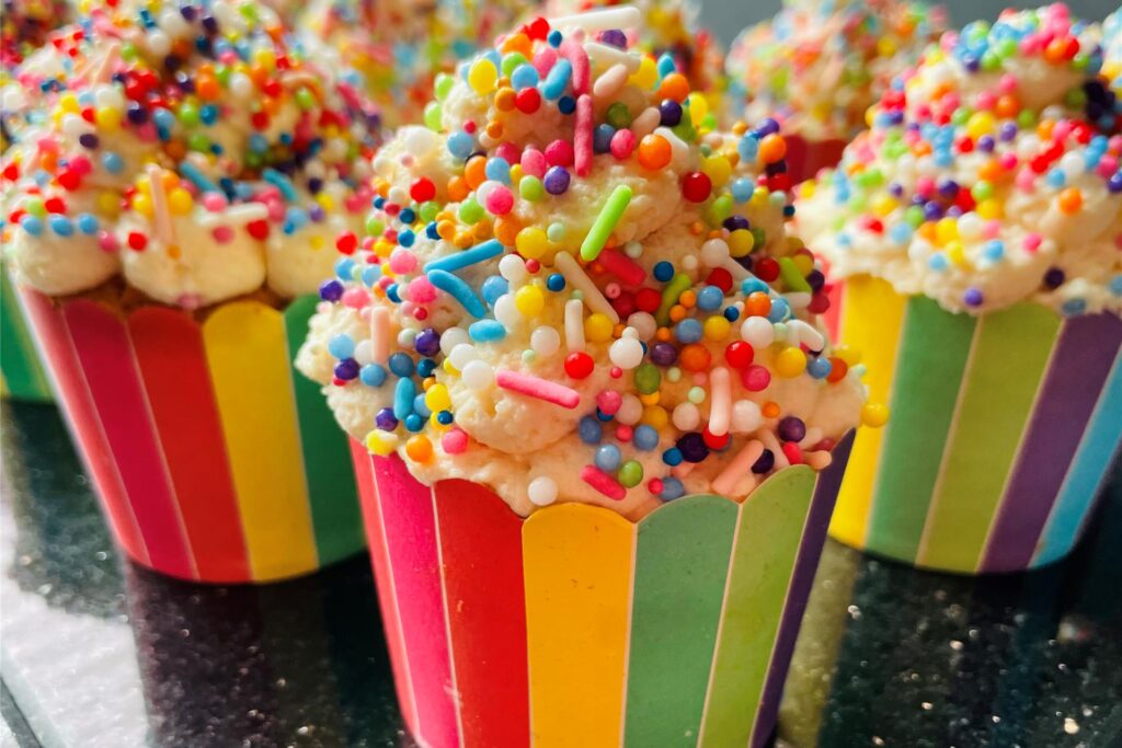 Zu guter Letzt fehlen nur noch bunte Streusel, um die Cupcakes abzurunden. Zu guter Letzt fehlen nur noch bunte Streusel, um die Cupcakes abzurunden.