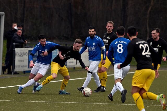 Serkan Gül (l.) und Mehmet Kara (M.) gewannen mit dem VfL Kamen gegen den TuS SG Oestinghausen.