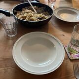 Eine Pfanne mit Käs-Spätzle