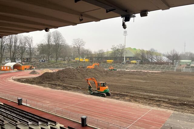 Im Stadion Rote Erde stehen Bagger.