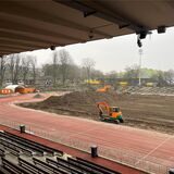 Im Stadion Rote Erde stehen Bagger.