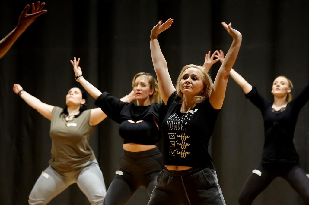 Unter Anleitung von Choreografin Lia Martin übten die Bewerber einen Ausschnitt der Choreografie zum Titelsong „Showtime“ ein. Unter Anleitung von Choreografin Lia Martin übten die Bewerber einen Ausschnitt der Choreografie zum Titelsong „Showtime“ ein.
