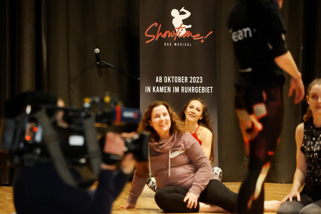 Am 27. Oktober ist Weltpremiere für das Musical Showtime in der Kamener Konzertaula. Ab sofort beginnt die Arbeit daran. Am 27. Oktober ist Weltpremiere für das Musical Showtime in der Kamener Konzertaula. Ab sofort beginnt die Arbeit daran.