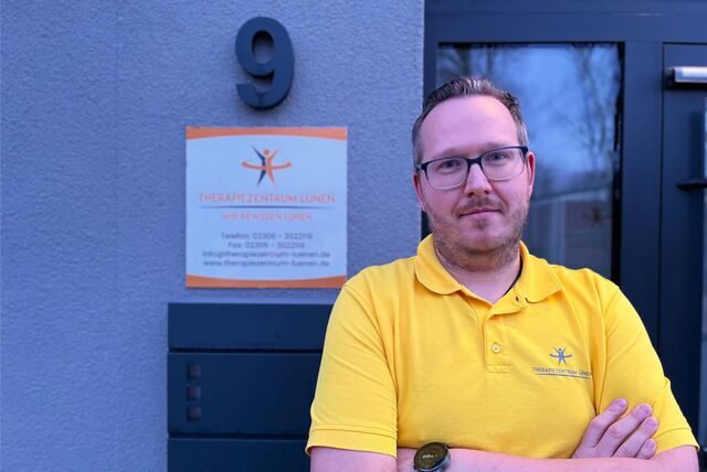 Marco Ackerschott vor dem Therapiezentrum Lünen.