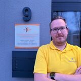 Marco Ackerschott vor dem Therapiezentrum Lünen.