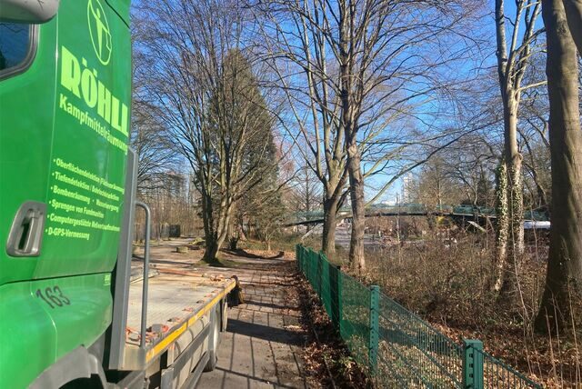 An der Nordseite der Fußgängerbrücke am Rombergpark wird nach möglichen Bomben-Blindgängern aus der Zeit des Zweiten Weltkriegs gesucht.