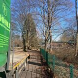 An der Nordseite der Fußgängerbrücke am Rombergpark wird nach möglichen Bomben-Blindgängern aus der Zeit des Zweiten Weltkriegs gesucht.