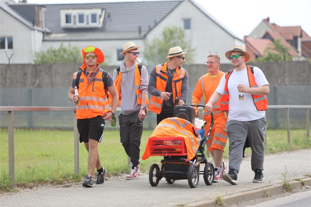 Eine Gruppe Männer ist an Christi Himmelfahrt (Vatertag) auf einem Ausflug unterwegs.
