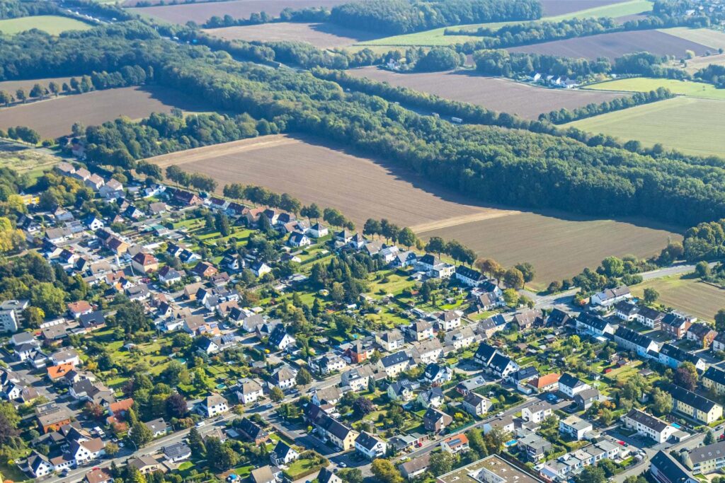 Die L677n soll parallel zur Massener Straße verlaufen. Sachverständige sollen den Verkehrswert der Flächen, die Straßen.NRW noch für den Bau der Straße kaufen muss, schätzen. Auf dem Bild ist die Kreuzung Massener Straße/Landweg zu sehen. Die L677n soll parallel zur Massener Straße verlaufen. Sachverständige sollen den Verkehrswert der Flächen, die Straßen.NRW noch für den Bau der Straße kaufen muss, schätzen. Auf dem Bild ist die Kreuzung Massener Straße/Landweg zu sehen.