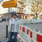 Nicole Laubert von „VinoVin“ hat Verständnis für die Baumaßnahmen vor ihrem Geschäft – wenn da nicht die Parkplätze wären, die wegfallen.
