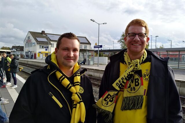 Auch BVB-Fans aus Fröndenberg – wie hier in der Vergangenheit Sebastian Schmidt (l.) und Manuel Schnieder – können wieder außerplanmäßige Halte am Signal-Iduna-Park nutzen.