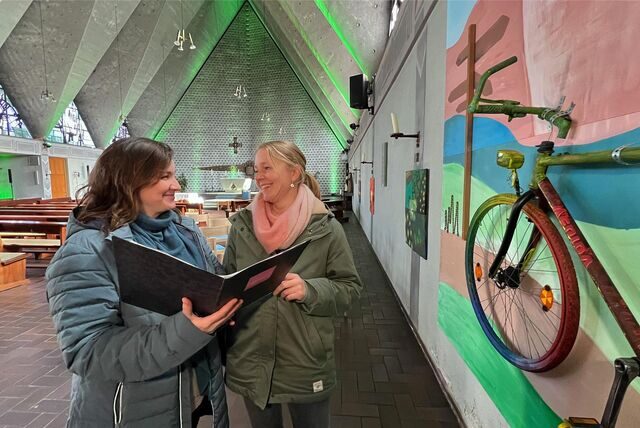 „Fastende sollen und wollen auch den eigenen Lebensstil hinterfragen und neuen Gedanken und Lebensweisen Raum geben“: Klimaschutzmanagerin Diane Bruners (l.) und Pfarrerin Runa Ahl.