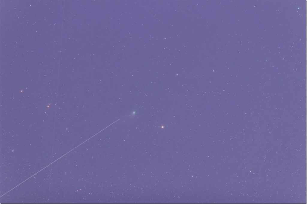 Kurz vor dem Kometen endet eine Satellitenspur, wie man auf diesem Bild erkennen kann.