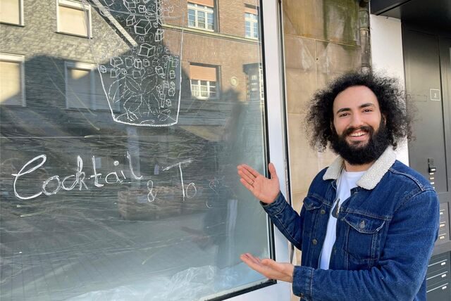 Odeh Rishmawi zeigt auf den Schriftzug am ehemaligen Schlunz-Haus.