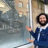 Odeh Rishmawi zeigt auf den Schriftzug am ehemaligen Schlunz-Haus.