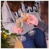 Ein Gläschen Sekt im heimischen Wohnzimmer oder drei Gläschen zu viel mit den Freunden? Psychotherapeut Dr. Christian Lüdke rät im Umgang mit Jugendlichen, die erste Erfahrungen mit Alkohol sammeln: Reden – aber erst wenn der Nachwuchs wieder nüchtern ist.