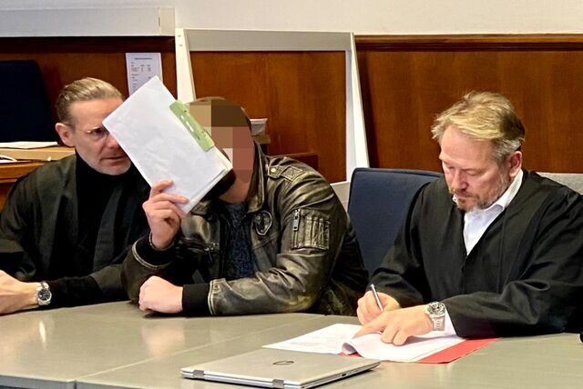 Der Angeklagte mit seinen Verteidigern im Gerichtssaal