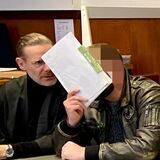 Der Angeklagte mit seinen Verteidigern im Gerichtssaal