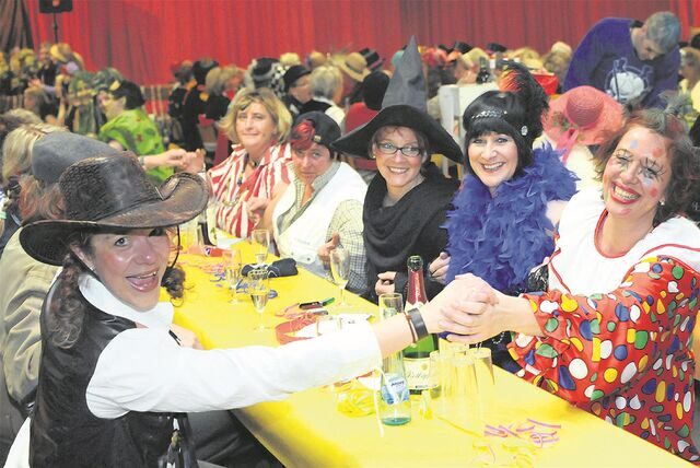 In der Ruhrtalhalle in Warmen war der Karneval der kfd einst Pflichtprogramm für Närrinnen und Narren aus Fröndenberg. Eine andere Tradition lebt in diesem Jahr Rosenmontag wieder auf.