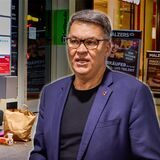 Ein Obdachloser auf dem Westenhellweg und daneben montiert OB Thomas Westphal.