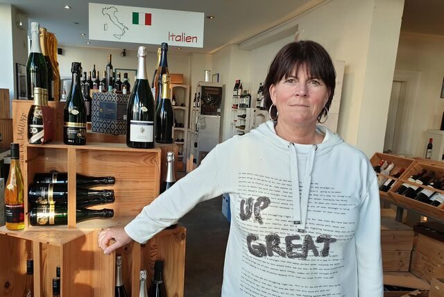 Nicole Laubert steht in ihrem Geschäft VinoVin im Dortmunder Kaiserviertel