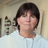Nicole Laubert steht in ihrem Geschäft VinoVin im Dortmunder Kaiserviertel