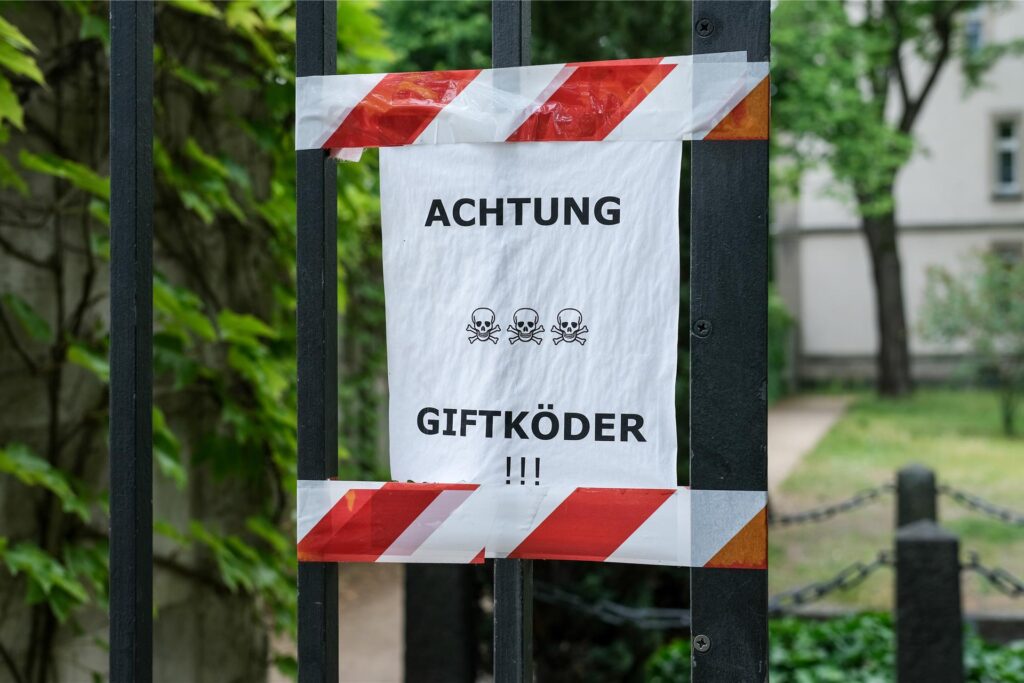 In einigen Wäldern wurden Hinweise angebracht mit der Aufschrift: „Achtung Giftköder