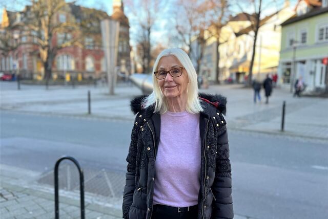 Elfriede Clossen-Stinshoff (83) steht vor dem Postplatz in ihrer neuen Heimat Schwerte.