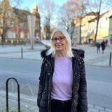 Elfriede Clossen-Stinshoff (83) steht vor dem Postplatz in ihrer neuen Heimat Schwerte.