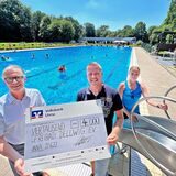 Schon in der Vergangenheit konnte sich das gemeinnützig betriebene Bürgerbad in Dellwig über Spenden freuen wie hier durch den Lions-Club Via Regis Unna (v. l. Präsident Joachim Wastl, Bad-Geschäftsführer Dirk Weise und Schwimmeisterin Danielle Werner.