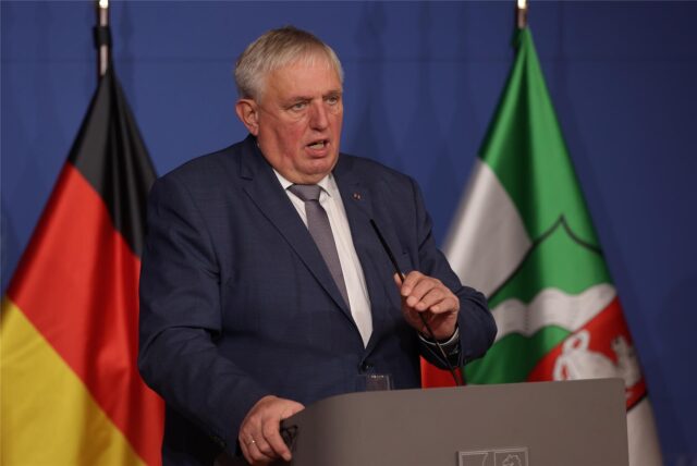 Karl-Josef Laumann, Gesundheitsminister von Nordrhein-Westfalen, spricht bei einer Pressekonferenz in der Staatskanzlei zur aktuellen Corona-Lage und die zielgerichtete Umsetzung der Maßnahmen in NRW.