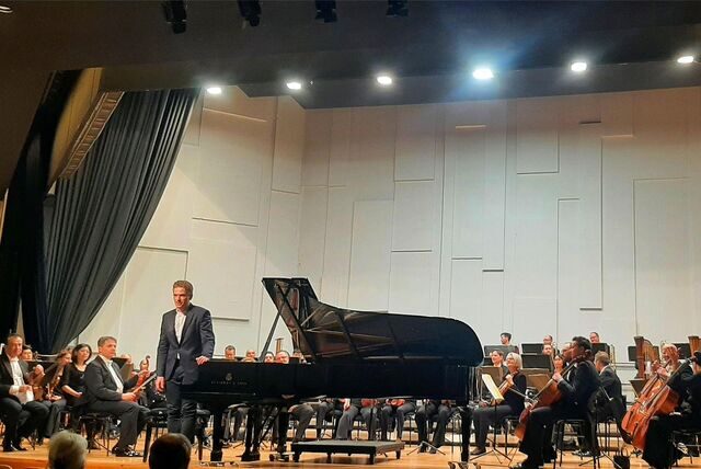 Pianist Joseph Moog nimmt in Kamen den Applaus des Publikums nach der Aufführung eines Rachmaninow-Klavierkonzertes entgegen.
