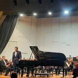Pianist Joseph Moog nimmt in Kamen den Applaus des Publikums nach der Aufführung eines Rachmaninow-Klavierkonzertes entgegen.