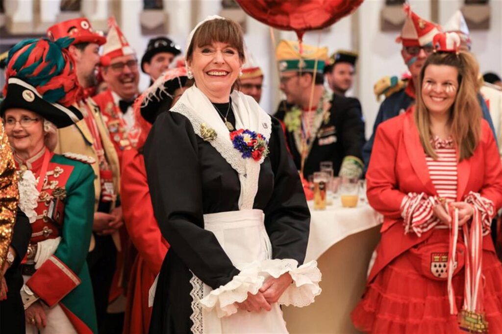 Kölns Oberbürgermeisterin Henriette Reker (M) feiert im Rathaus mit Karnevalisten.