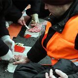 Polizisten lösen die festgeklebten Hände von Aktivisten der Umweltgruppe «Letzte Generation» von der Fahrbahn.
