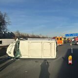 Der Ford Transit ist nach dem Zusammenstoß quer zur Fahrbahn liegen geblieben.