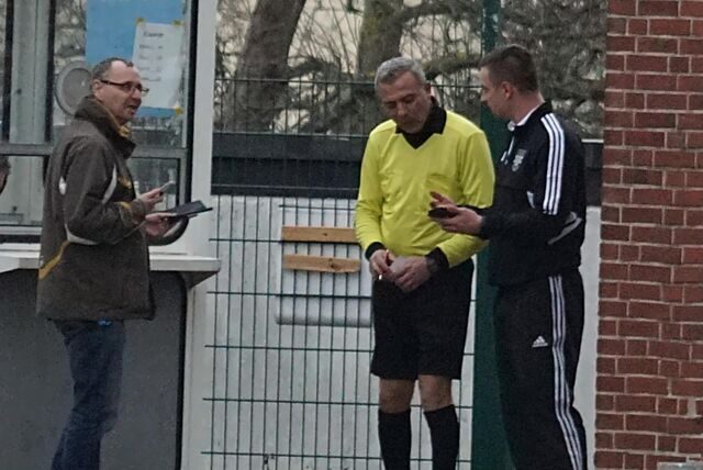 Schiedsrichter Rachid Kaichouh (M.) − hier im Plausch mit Weddinghofen-Trainer Stefan Feldmann (r.) − traf mit reichlich Verspätung von seinem ersten Spiel in Rünthe am Häupenweg ein.