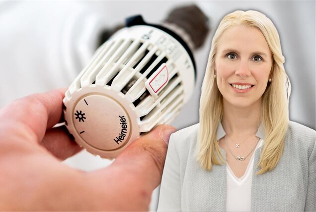 DEW21-Sprecherin Jana-Larissa Marx vor einem Heizkörper-Thermostat