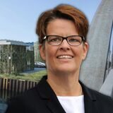 Hafen-Prokuristin Alexandra Reinbach (r.) erklärt die Gründe, warum Verwaltung und Betriebshof neu gebaut werden müssen. Im Hintergrund der Entwurf für das neue Gebäude.