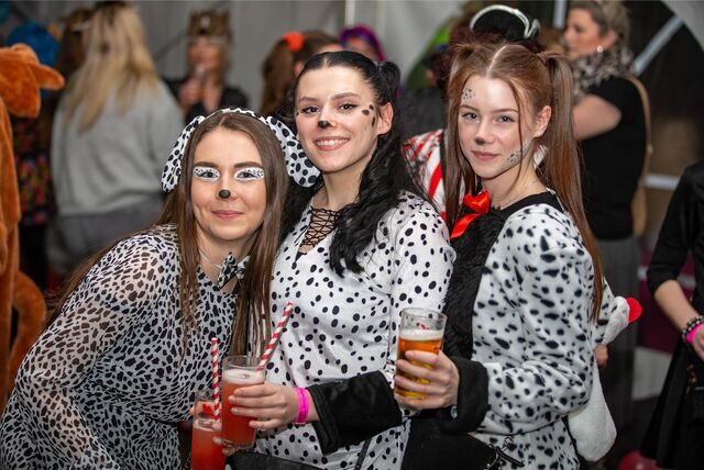 Frauen feiern Weiberfastnacht im Partyzelt am Café Extrablatt in Unna am Donnerstag, 17. Februar 2023.