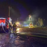 Die Feuerwehr Gladbeck löscht ein Feuer in einer Scheune in Gladbeck.