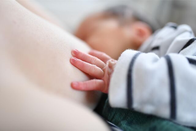 Eine Frau stillt ein Baby.