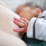 Eine Frau stillt ein Baby.