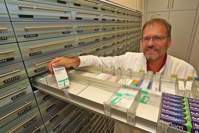 Nicht nur in der Apotheke Am Kämertor – hier der Leiter Christoph Kalfhaus – mangelt es an Medikamenten: In Kamens Innenstadt sind alle Pharmazien betroffen.