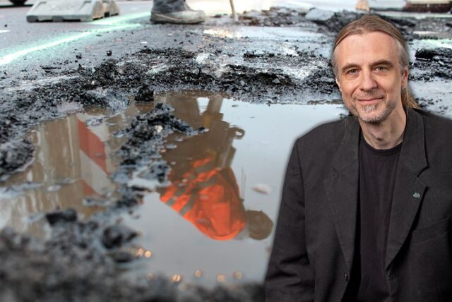 Utz Kowalewski, Sprecher der Fraktion Linke+, vor eine Straßenbaustelle montiert.