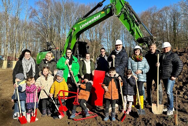 Es bewegt sich etwas an der Gutenbergstraße: Im Auftrag der Kemna-Immobiliengruppe starteten die Bauarbeiten für den neuen Kindergarten – hier die Gäste des symbolischen ersten Spatenstichs.