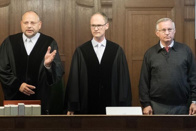Als Schöffe (rechts) unterstützen Bürger das Gericht bei der Wahrheitsfindung und beim Verhängen eines gerechten Urteils.