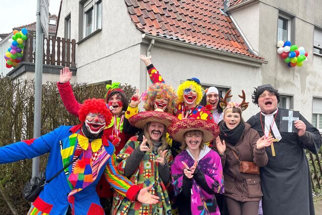 Eine Gruppe Feiernder beim Karnevalsumzug in Selm 2023.