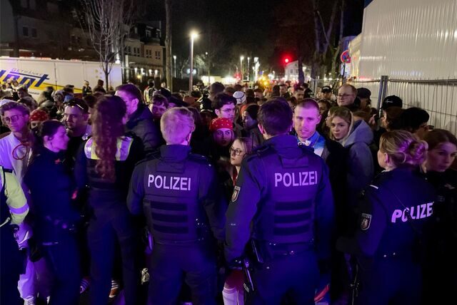 Die Polizei sperrte den Eingang zum Zelt ab. Besucher wurden nicht mehr eingelassen.