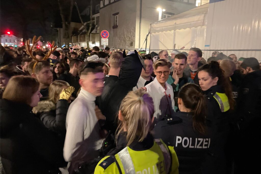 Hunderte Besucher strömten aus dem Wartebereich vor dem Festzelt in die Innenstadt.